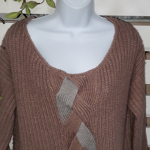 DARRIA sweater.   #2616 - Picture 4 of 8